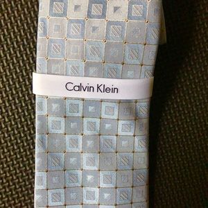 NWT Men's Calvin Klein Silk tie- Light Blue Geometric Pattern